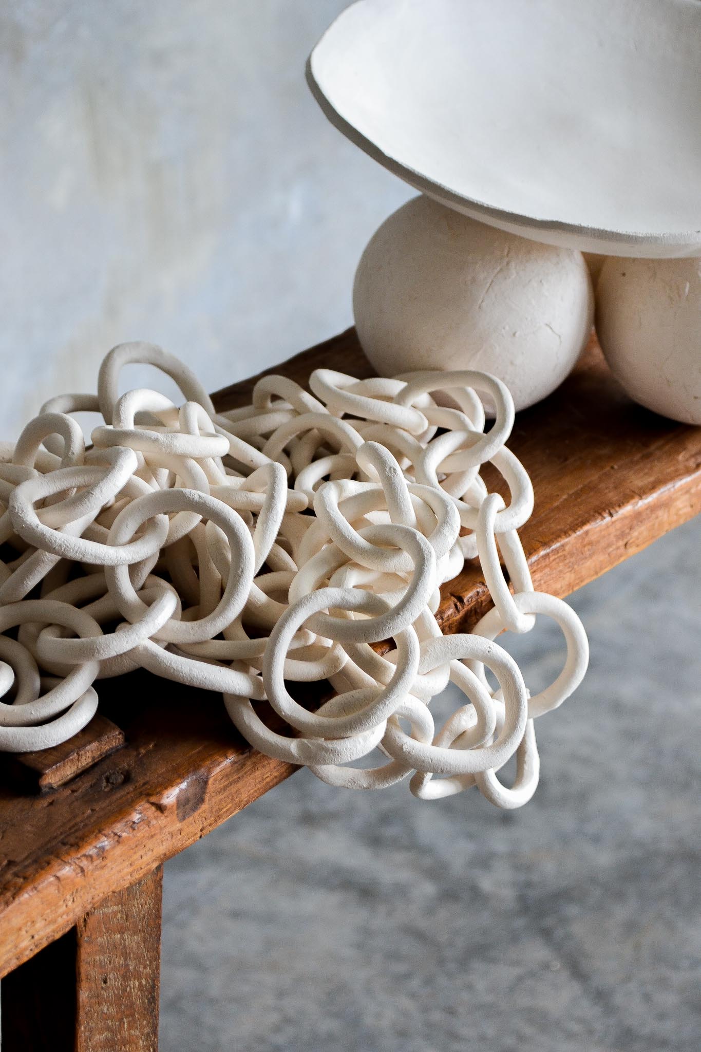 PEBBLES WHITE PLATTER AND CHAIN