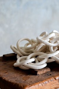 PEBBLES WHITE PLATTER AND CHAIN