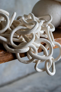 PEBBLES WHITE PLATTER AND CHAIN